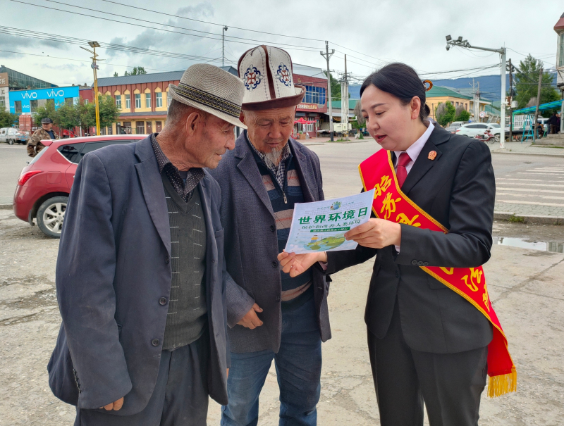 5月30日，昭苏县人民法院普法“小分队”向群众普及世界环境日知识（王洪兵 摄）.jpg